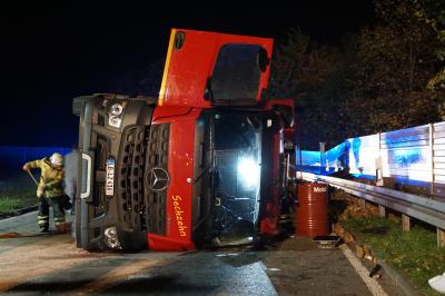 Lkw kippt in Kurve um,  Zuckerrueben liegen auf der Strasse.